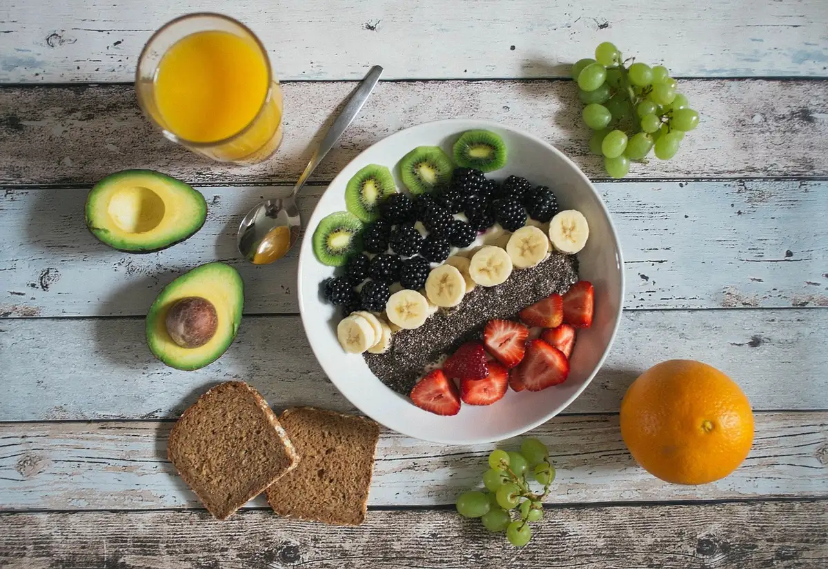 Assortiment de fruits frais compatibles avec un régime pauvre en FODMAP