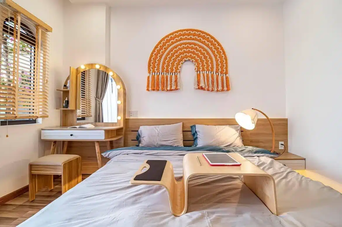 Chambre baignée de lumière du jour avec un lit, une table de chevet et un fauteuil