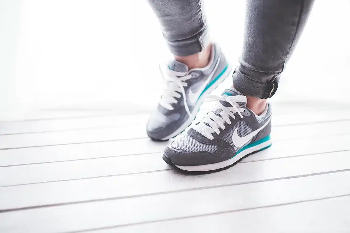 Personne marchant à l'extérieur avec une salade et des chaussures de sport visibles