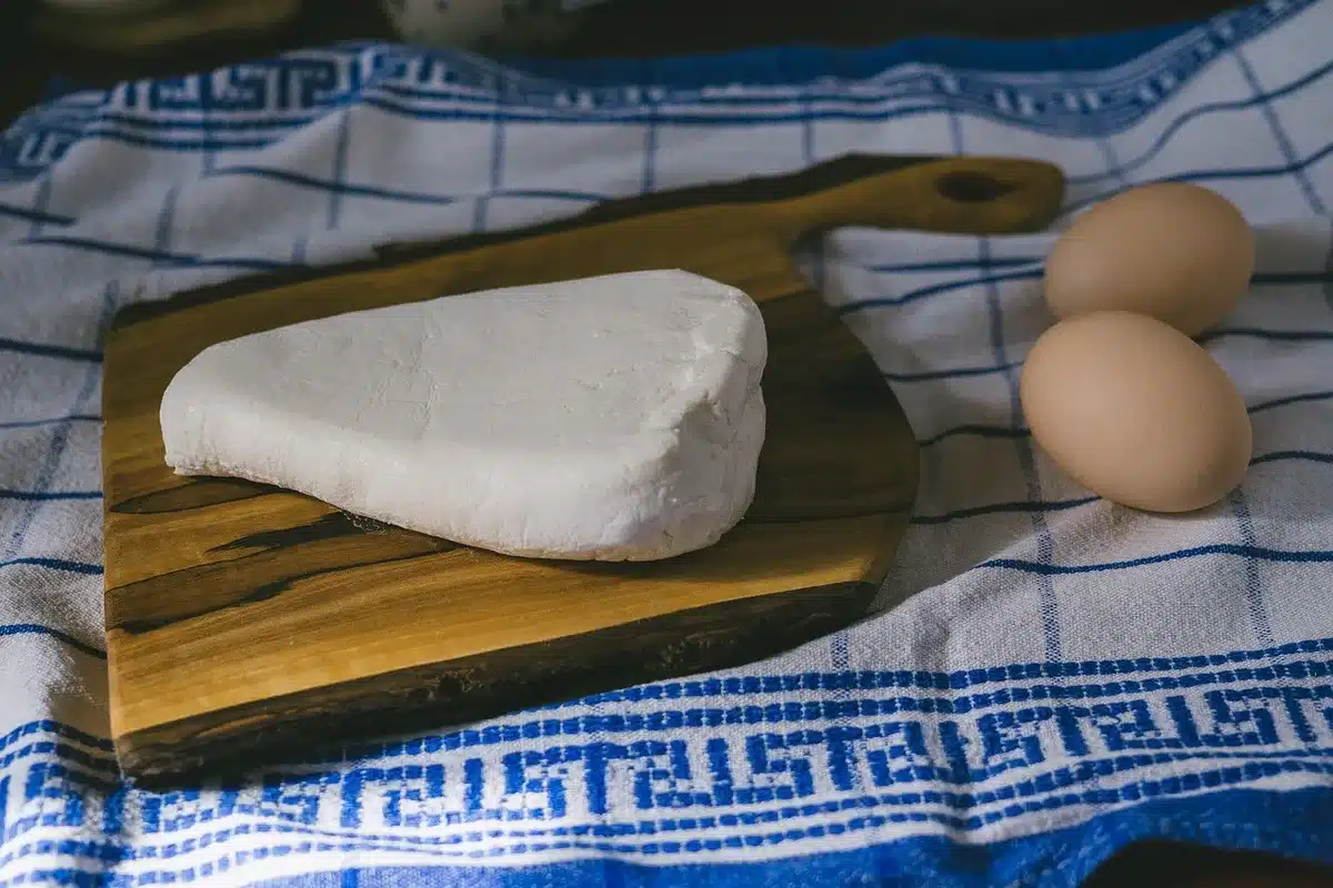 Assiette avec alternatives aux produits laitiers et sources de calcium sur une table ensoleillée