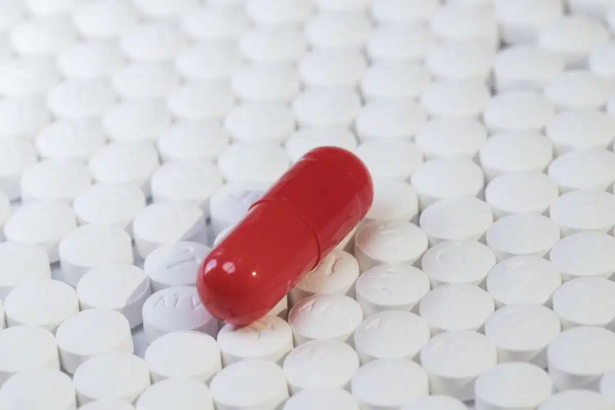 Compléments de fer posés à côté d'un verre d'eau sur une table