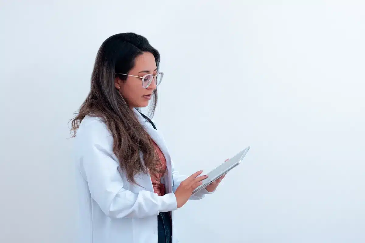 Femmes enceintes en consultation médicale pour suivi de grossesse et dépistage