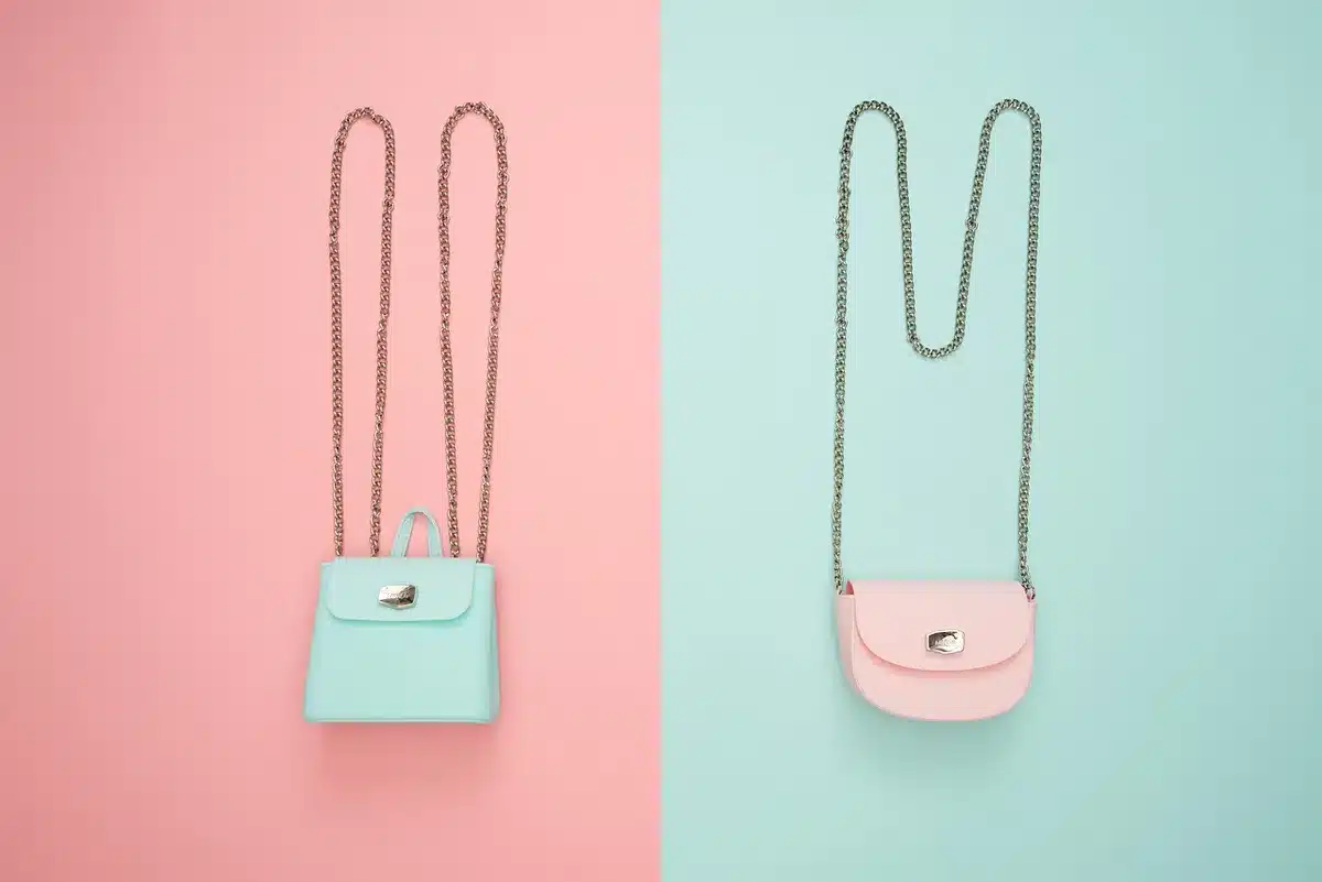 Accessoires minimalistes : écharpe unie et sac structuré posés sur une table