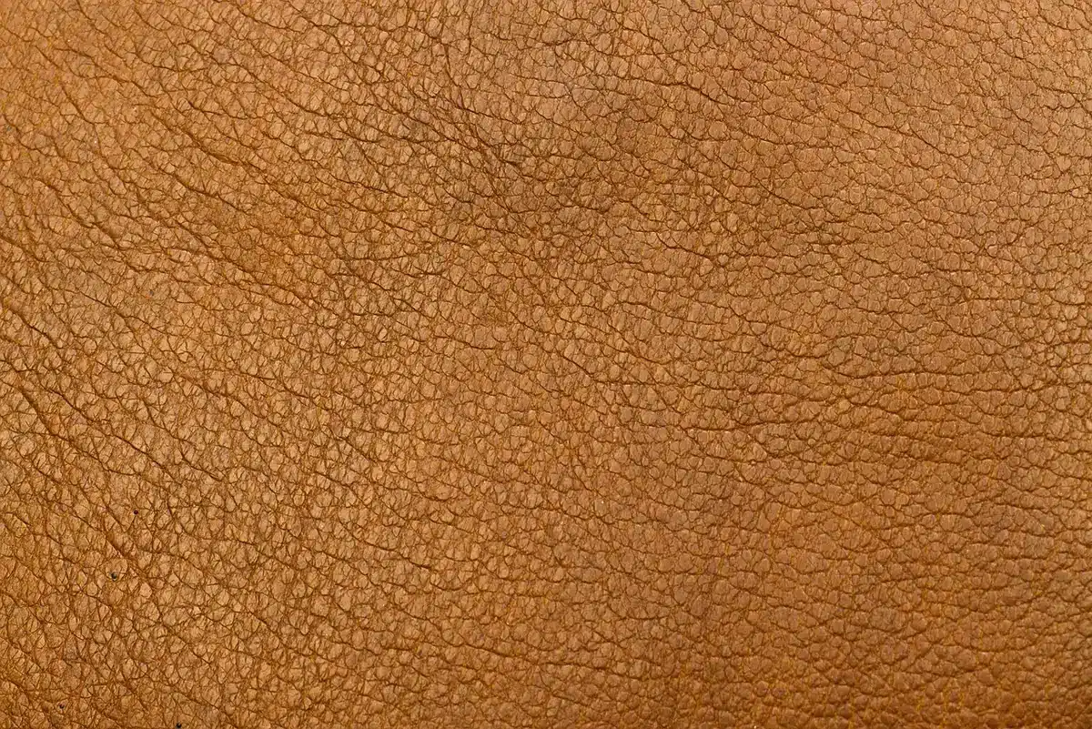 Gros plan de texture de sérum gélifié sur la peau montrant consistance et brillance