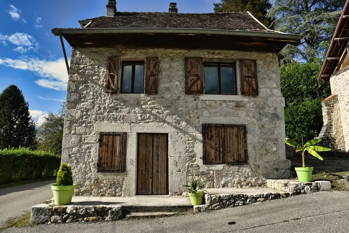 Personne écrivant une liste de priorités pour des fenêtres lors d'une rénovation