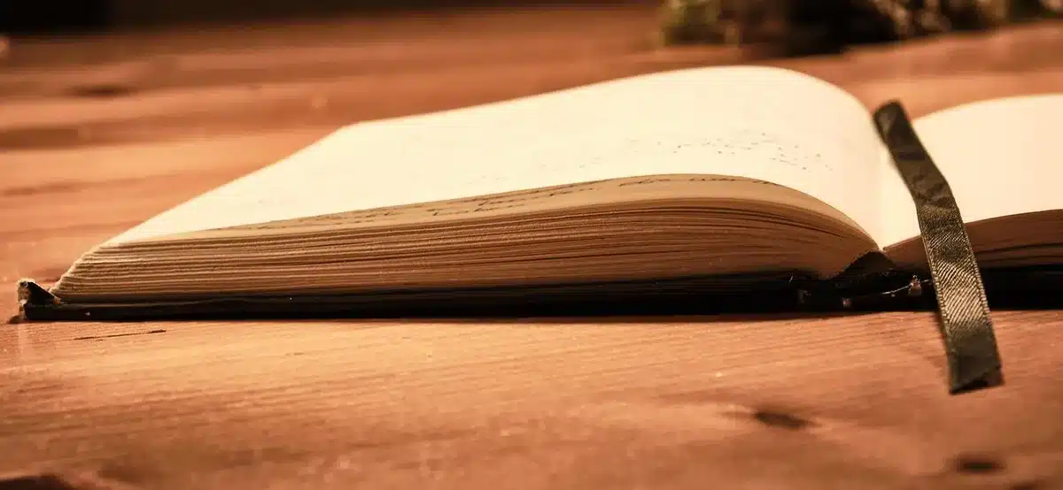 Cahier d'enfant avec erreurs orthographiques visibles sur une page