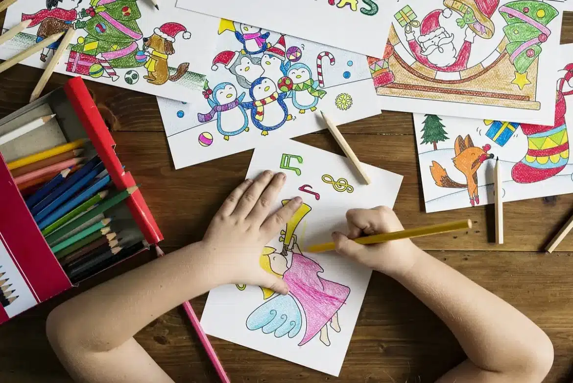 Coin de classe en plein jour: cahier et crayon sur un bureau pendant l'écriture