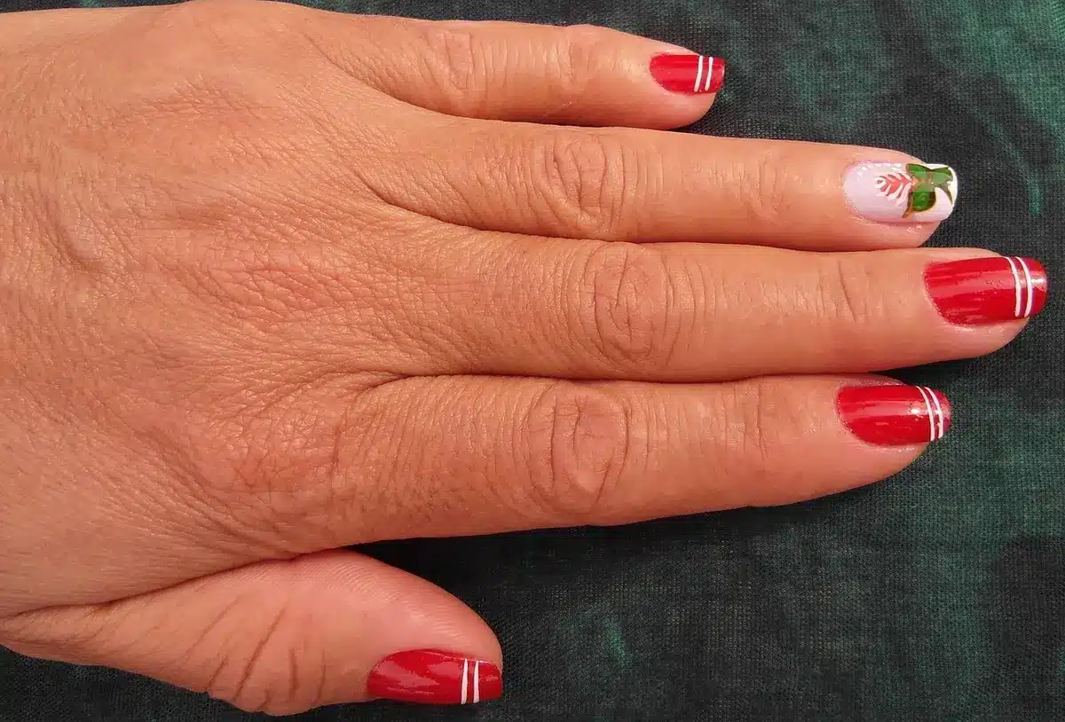 Mains montrant ongles carrés avec proportions visibles