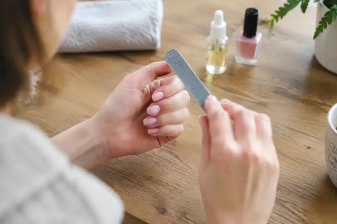 Comment réussir une french manucure carrée parfaite chez soi ?