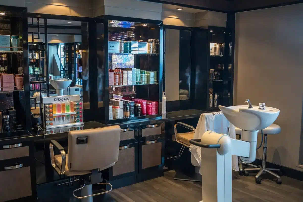 Trois angles de coupe courte montrés sur une planche de style au salon
