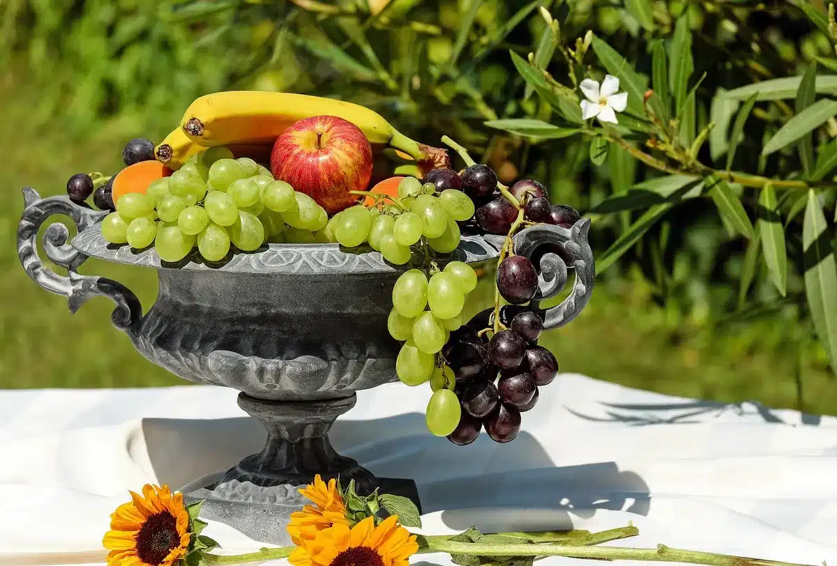 Assortiment de grains entiers, légumes et fruits sur une table