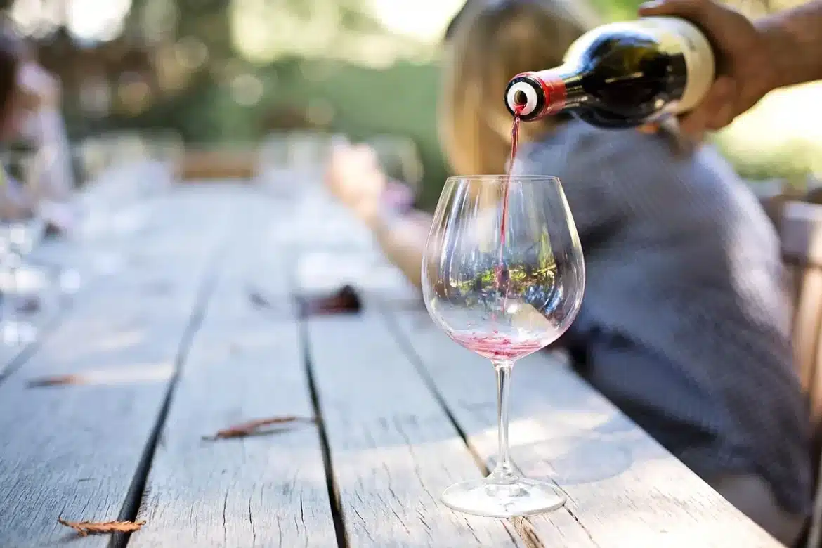 Bouteille d'eau et verre sur une table de terrasse en plein jour