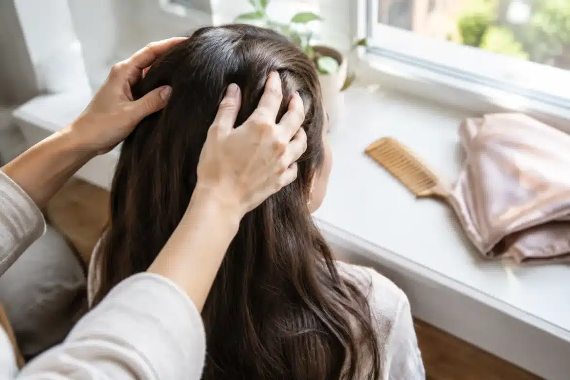 Dix astuces pour faire pousser les cheveux plus vite en 2026