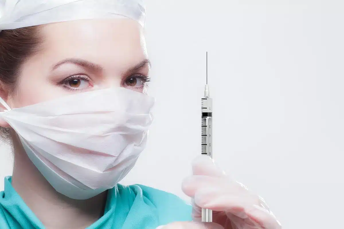 Consultation en clinique santé-voyage avec documents et médecin