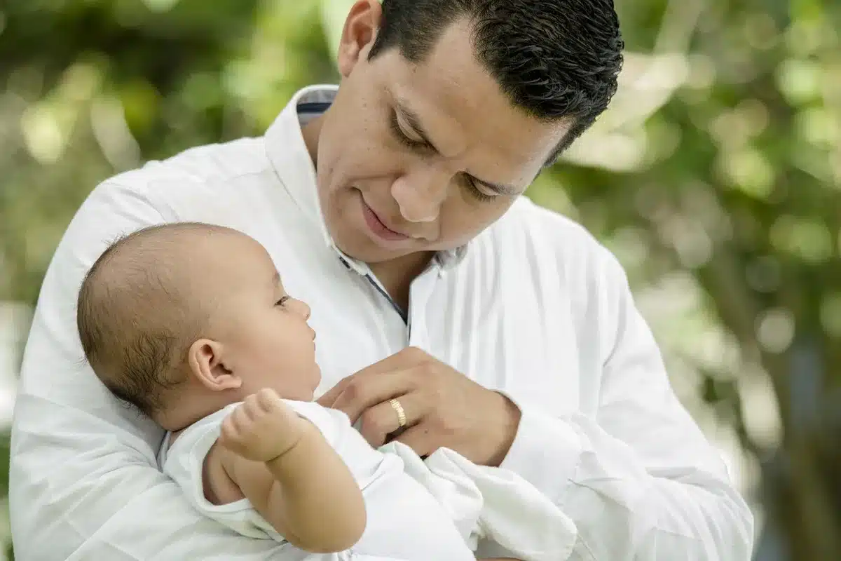 Parent et enfant discutant calmement dans un salon lumineux