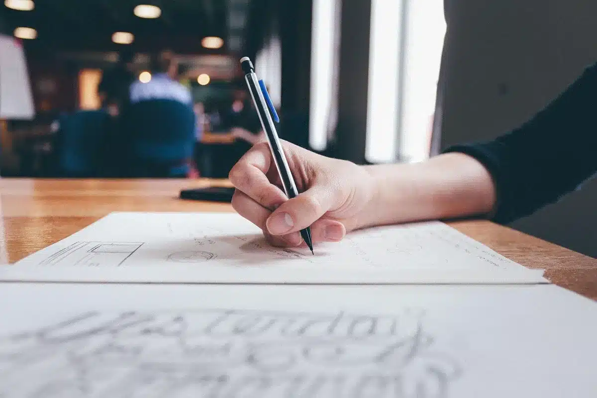 Vue rapprochée d'un professionnel observant des écrits et tenant un crayon