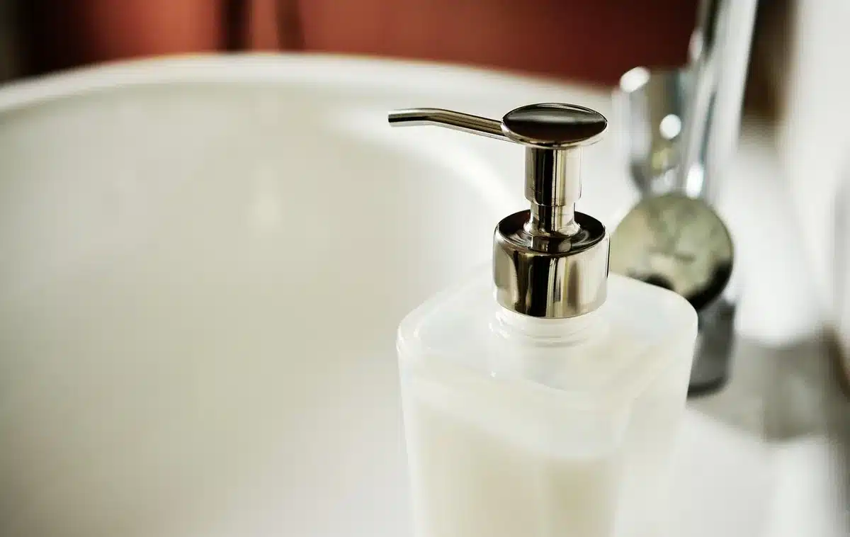 Mains se lavant au-dessus d'un lavabo avant de poser un pansement