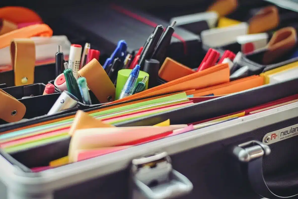 Dossier médical et check-list posés sur une table de voyage