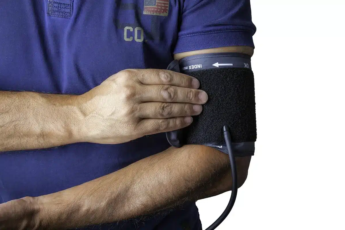 Étudiant avec cardiofréquencemètre en milieu naturel mesurant le rythme cardiaque