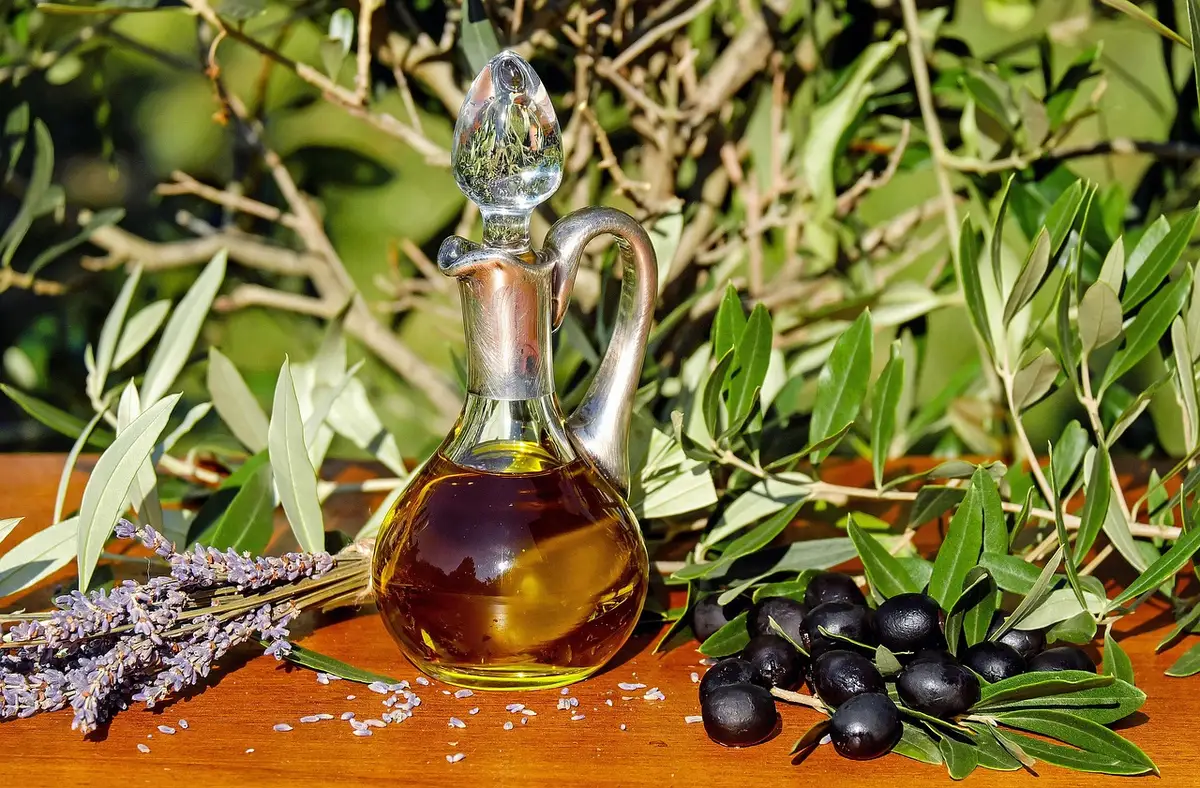 Flacon de spray anti-moustiques posé sur une table près d'une main prête à appliquer