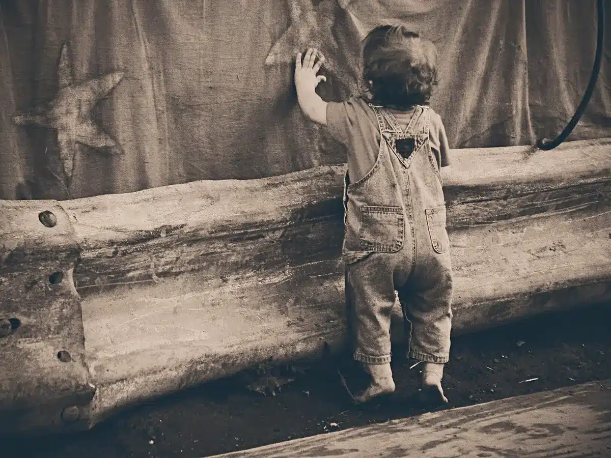 Enfant jouant avec cartes illustrées lors d'une évaluation orthophonique
