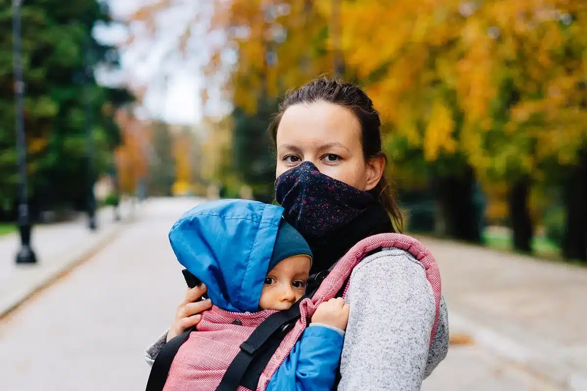 Parent nettoyant délicatement la peau d'un bébé avec de l'eau et du savon doux