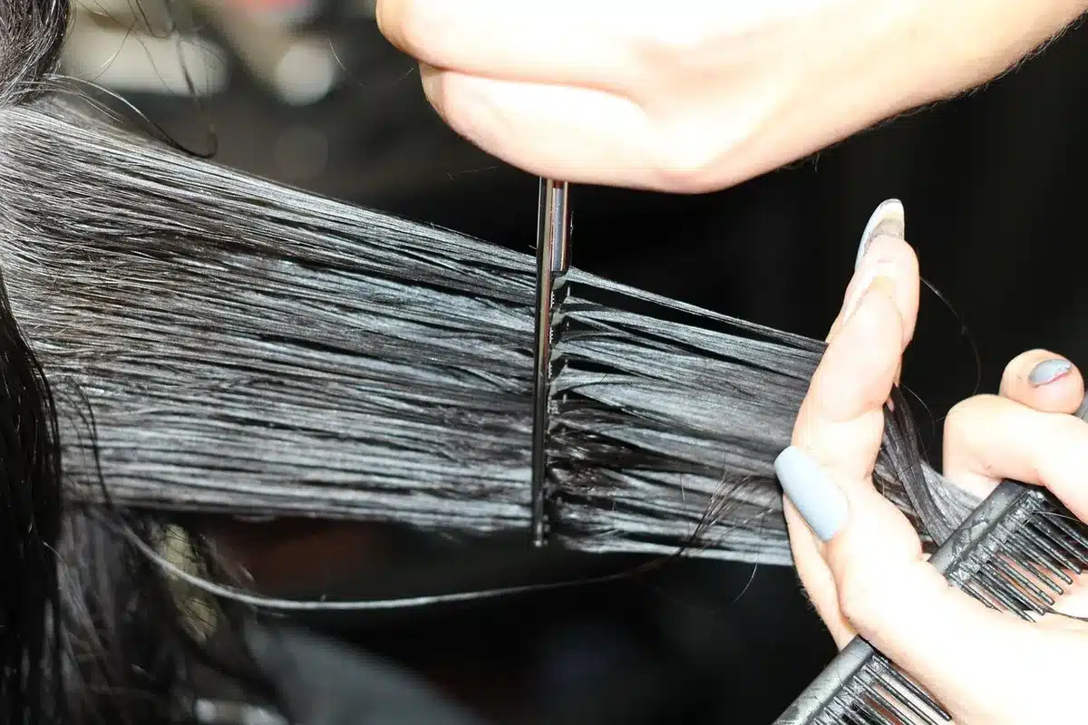 Application d'un spray texturisant sur cheveux mi-longs