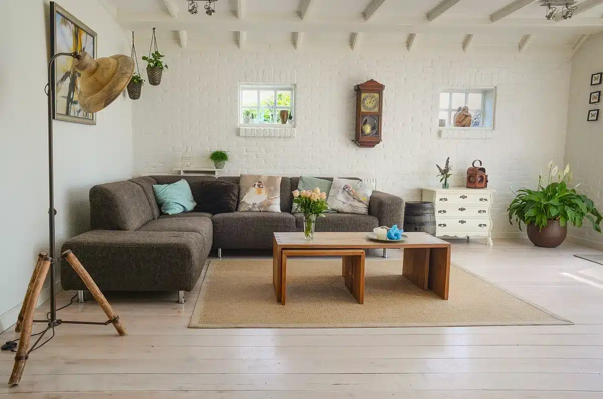 Intérieur éclairé montrant murs et meubles exposés au soleil qui emmagasinent la chaleur
