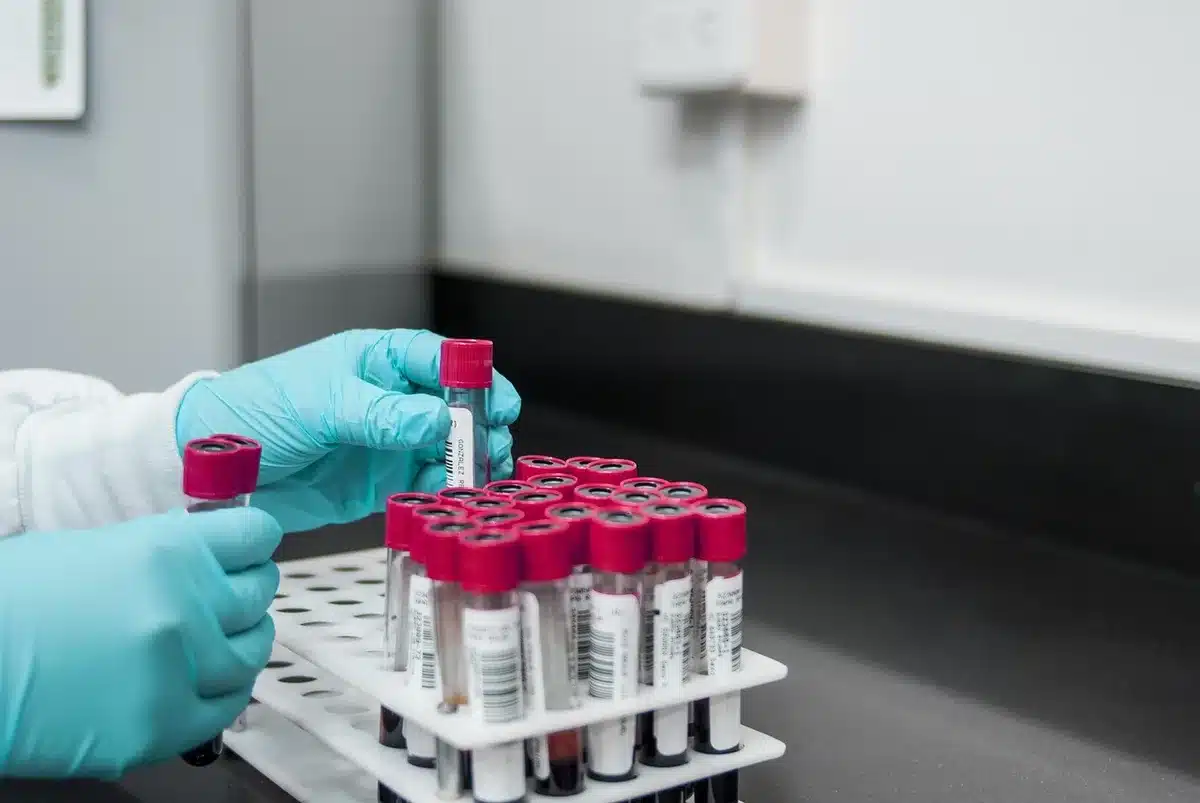 Technicien analysant des échantillons d'eaux usées en laboratoire