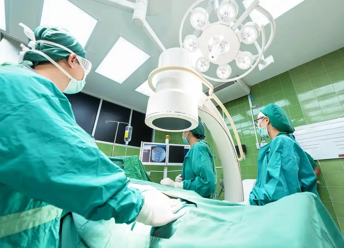 Patient allongé avec gel appliqué sur l'abdomen pour échographie