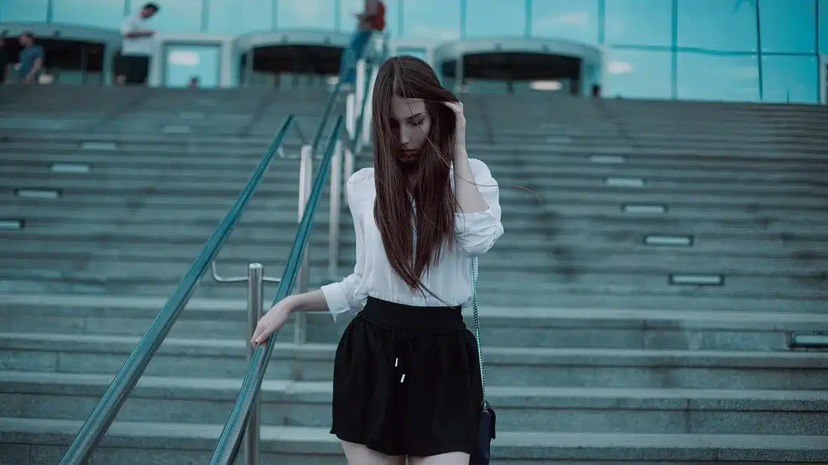 Blouse portée sous un pull, col visible, tenue en lumière du jour