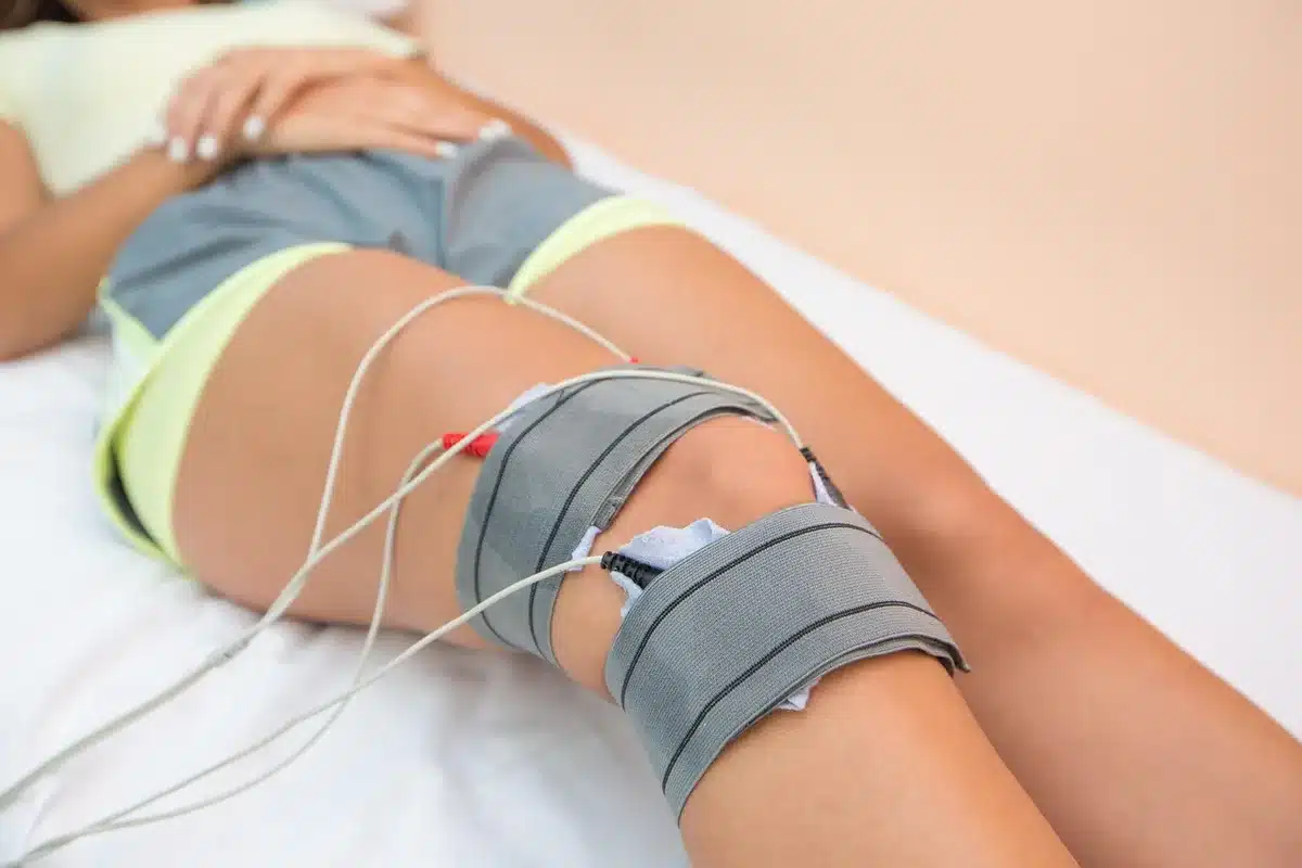 Professionnel de santé consultant des informations de soutien aux patients sur une tablette