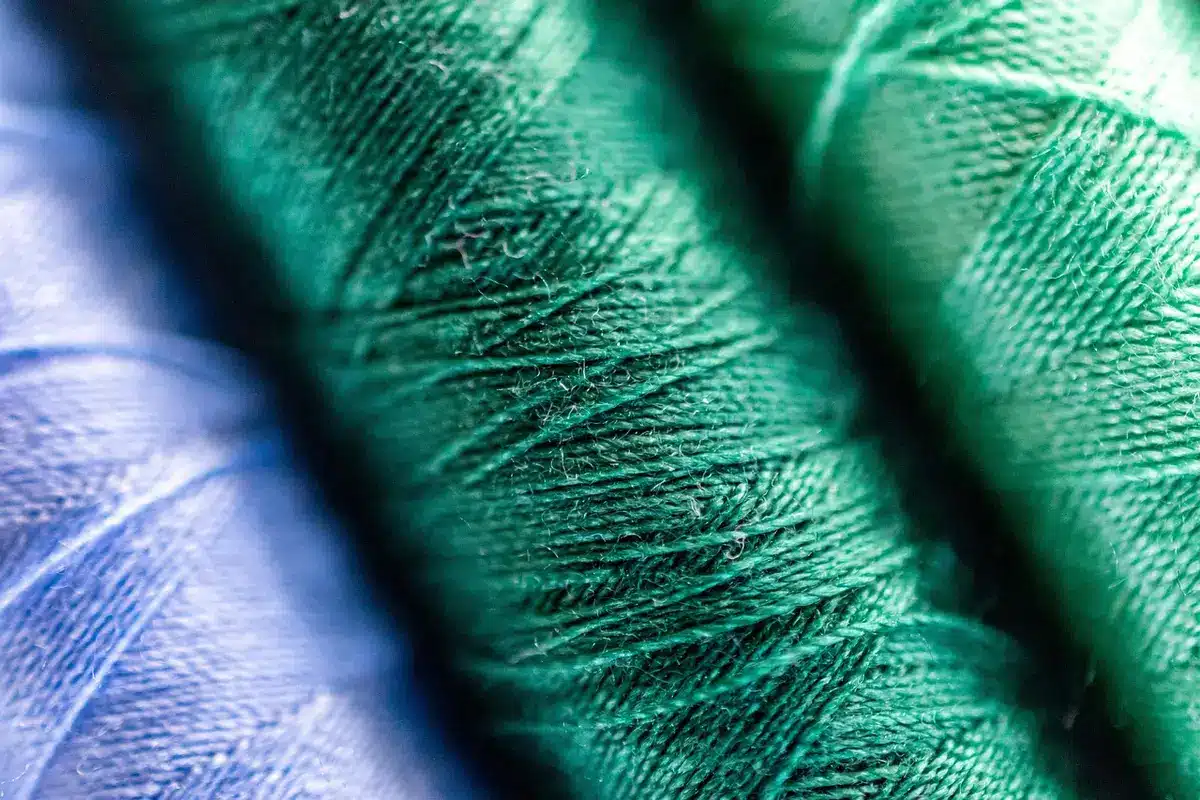 Échantillons de tissus hivernaux : viscose, tencel, velours côtelé