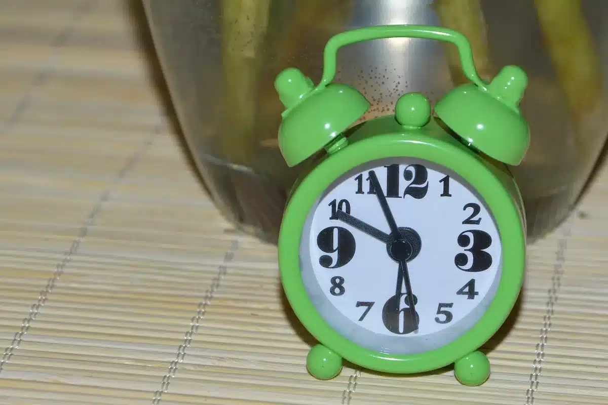 Réveil et fenêtre ensoleillée symbolisant une routine matinale